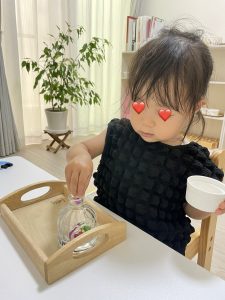 Read more about the article 指しゃぶりを忘れてレッスン楽しんでいました　１歳６ヶ月Rちゃん